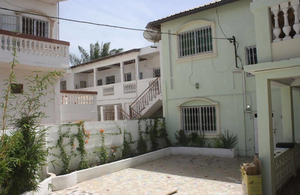 Pelican Residence Fajara Bagian luar foto